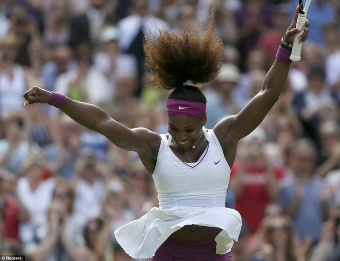 Serena Williams ăn mừng sau khi đánh bại Victoria Azarenka tại trận chung kết đơn nữ Wimbledon 2012.